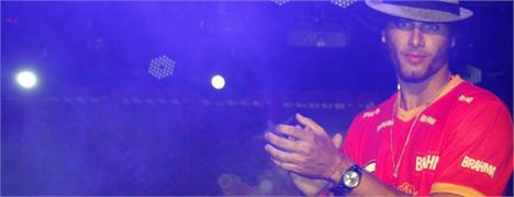 Agora sim… Glamurama conseguiu conversarmelhor com Jesus Luz, na entrada do camarim exclusivo do DJ aqui no camarote da Brahma, na Sapucaí, que tem até plaquinha com o nome dele na porta.