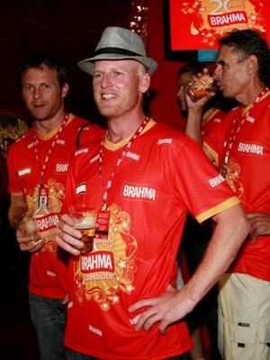 Ué… Madonna foi e o segurançs particular dela, um careca israelense4, está aqui, no camarote da Brahma. será que a popstar deu uns dias de folga pro fortão? Ele merece, vai!