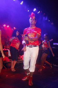 Latino sempre foi muito popular, mas fazer o sucesso que faz com a turma mais endinheirada, só mesmo depois da amizade dele com Lucilia Diniz.