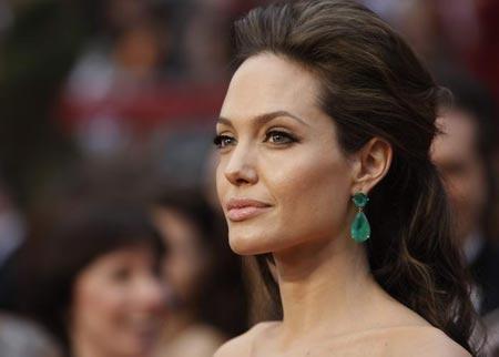 Angelina Jolie declara que este não é momento certo para adotar crianças do Haiti.