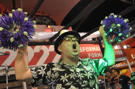 Dj Zé Pedro toca hits para todos os gostos na danceteria do Expresso 2222.