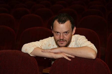 Matheus Nachtergaele se prepara para viver Zé do Caixão e Joãosinho Trinta no cinema e confessa ter vontade de voltar às novelas.