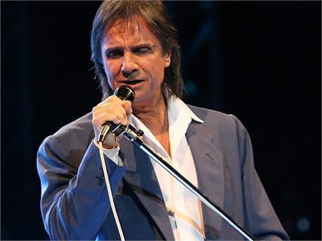 Exposição sobre Roberto Carlos traz 196 réplicas de discos de ouro e platina, além do famoso Calhambeque.