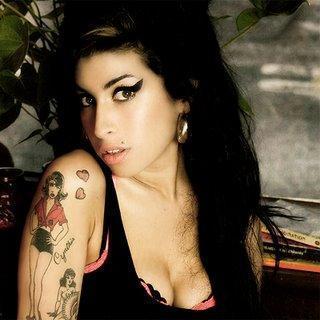 Amy Winehouse vira garçonete e acaba se envolvendo em confusão.
