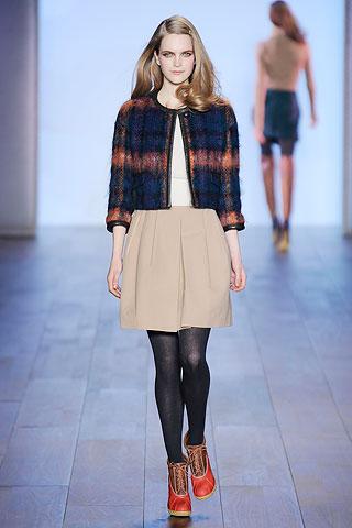 Calvin Klein compra a marca Tommy Hilfiger por 2,2 bilhões de euros.