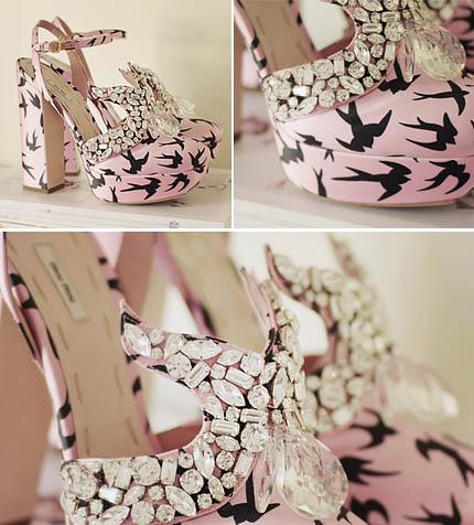 As sandálias da coleção de verão 2010 da Miu Miu já estão à venda.