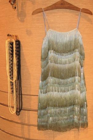 O destaque na loja da Farm do shopping Iguatemi fica para o vestido melindroso com franjas e feito de seda.