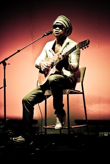 Carlinhos Brown lança logo mais CD e turnê.