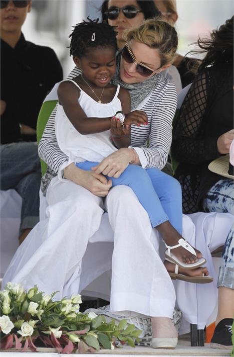 Pai biológico de Mercy, adotada por Madonna, quer a custódia da filha.