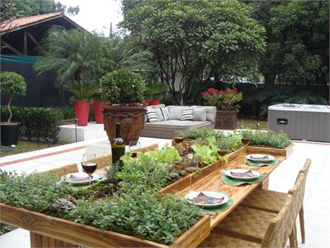 Um dos melhores lances da Casa Cor São Paulo 2010: a mesa assinada pelo paisagista Roberto Riscala.