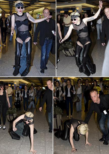 Lady Gaga perde o equilíbrio e cai no meio do aeroporto Heathrow, em Londres.