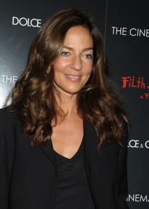 Ex-mulher do estilista Calvin Klein está tendo sua casa nos Hamptons roubada aos poucos.