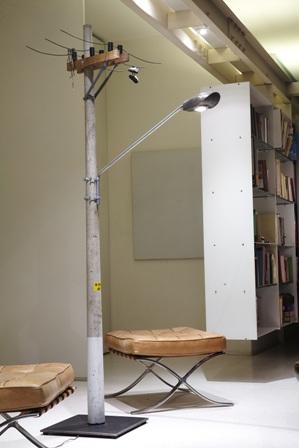 O artista Chico Abrão criou uma luminária pra lá de criativa para quem gosta de design.