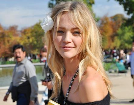 MINT agency has just closed a deal with Russian model Sasha Pivovarova, who arrives here in Brazil next Wednesday for an exclusive photoshoot for the 2011 summer campaign of Santa Lolla.