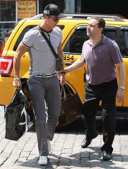 Cristiano Ronaldo mudou de idéia e anunciou detalhes sobre sua nova condição de pai.