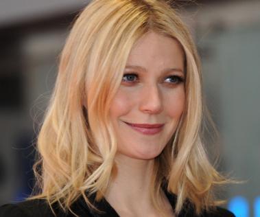 As we have told here, Gwyneth Paltrow is a fan of healthy diets and loves to cook. And it is, in fact, where she feels closest to her father [in the kitchen], Bruce Paltrow, who died in 2002.
