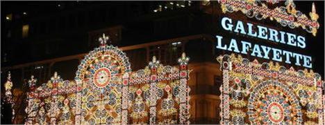 The well-known Lafayette gallery, in Paris, has plans to get in the Guinness Book this year and the reason why is a really interesting one: the staff is planning to build the longest catwalk ever seen, 2 kilometers (1.2 miles) long.