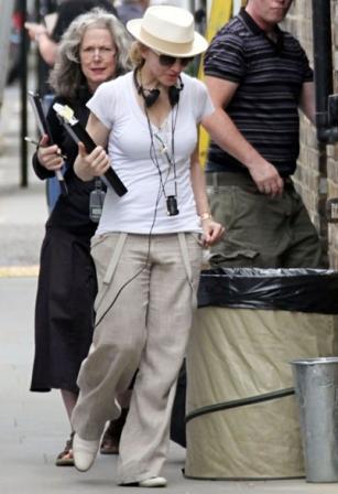 Madonna was seen with her hands-on this Tuesday at the set of W.E, movie that she is directing in London.