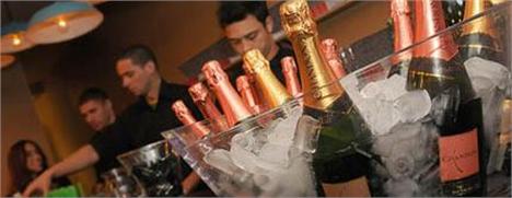 Os convites da festa de aniversário do Glamurama já foram distribuídos pela High Work e o agito será dos bons.