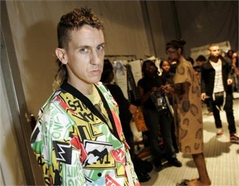 Jeremy Scott está vindo para o Brasil, cheio de compromissos na agenda…