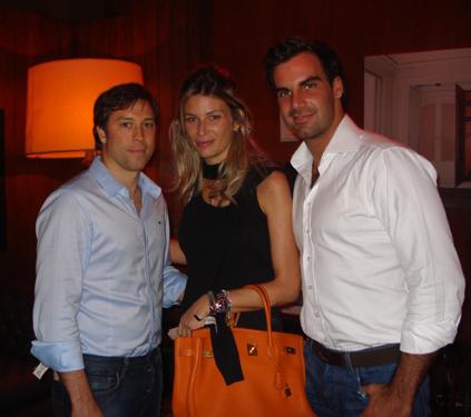 Helena Linhares, Isabella Giobbi, Paola Robba, Alexandre Furmanovich, Joanna Trabulsi e Valéria Baracat já estão na festa da revista JP.