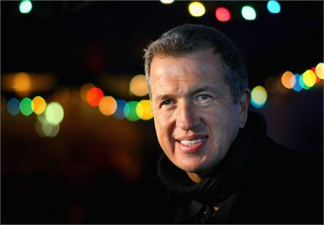 Parece que Mario Testino foi criticado por negar a doação de uma imagem da icônica Isabella Blow.