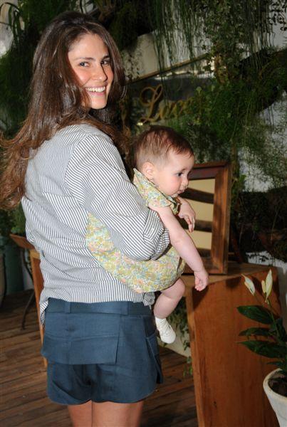 Sabrina Gasperin fez aniversário ontem, e a Lili filha dela e do Ara foi no cabelereiro pela primeira vez!! Fofa!