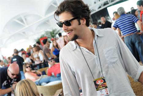 Bruno Gagliasso abre a casa dele por boa causa.