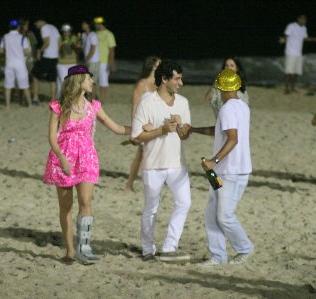 A Luana Piovani passou o ano-novo com o pé quebrado na areia da praia do Leblon