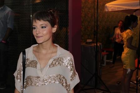 Glamurama encontrou com Mallu Magalhães nos corredores do Fashion Rio