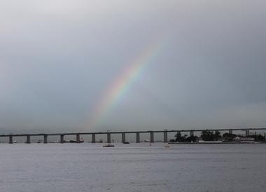 Tem até um arco-íris no Pier Mauá nesta quinta-feira