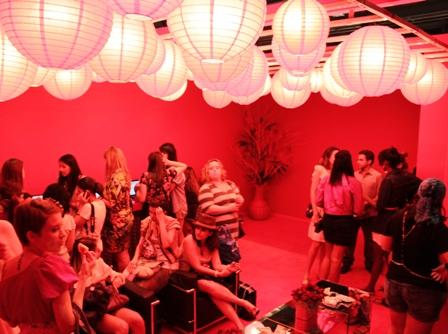 O lounge do Glamurama ficou pequeno. Por quê? Duas de nossas blogueiras (@helogomes e @fashionismo) organizaram um papinho coletivo aqui! Vem, Vem!