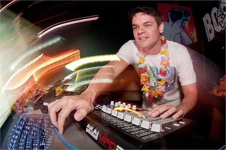 A gente já falou dele aqui! Agora @joãobrasil faz festa nesta quinta-feira, em SP!