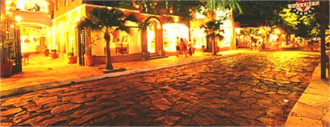 Glamurama já está em Búzios e foi com uma chuvinha fina, porém com um calor gostoso que a praia favorita de Brigitte Bardot nos recebeu.