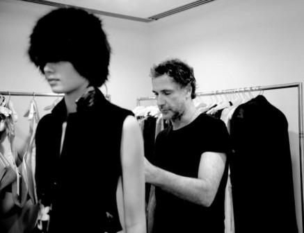 A @osklen fez um coleção a partir do que restou de um incêncio. Quer saber mais/