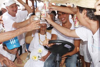 Dona Canô toma cervejinha para aguentar o calor na festa da lavagem da Nossa Senhora da Purificação, em Santo Amaro