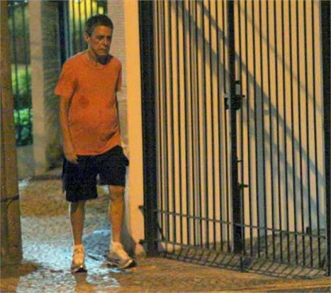 Chico Buarque mudou um certo hábito por conta do calor. Vem saber qual!