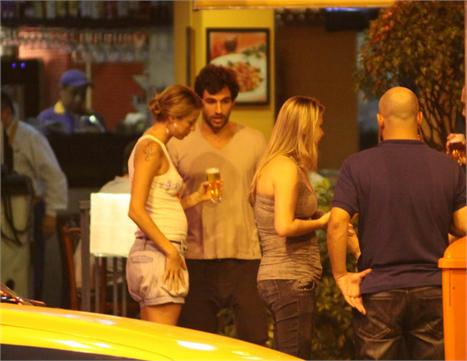 Estava rolando uma certa dúvida sobre o namoro de Luana Piovani e Felipe Simão. Glamurama conta!