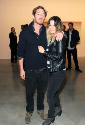 Drew Barrymore tem um novo – e lindo – namorado. Além de um novo tom de cabelo. Já viram?