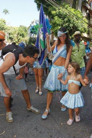 Du Moscovis e Cynthia Howlett levaram a filhinha pra folia! Vem ver que fofura!