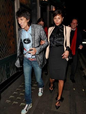 Ronnie Wood e Ana Araujo estão juntinhos em Londres… pelas fotos, os dois estão firmes e fortes