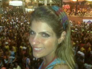 Glamurama encontrou com Carol Magalhães no Camarote Salvador 2011. Vem ver o papo!