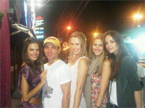 O @mamazzafera, a @femotta e a @angelalessandra estão curtindo os primeiros dias de Carnaval em Floripa!