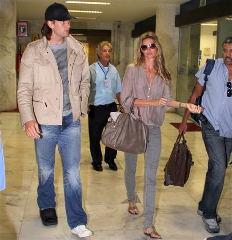 Gisele Bündchen e Tom Brady já estão no Rio. Tom Brady está usando bota ortopédica…