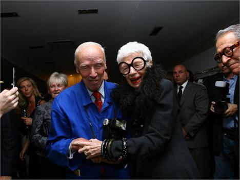 Iris Apfel, icone da moda desde 1950, vai lançar uma linha de joias!! Confira.