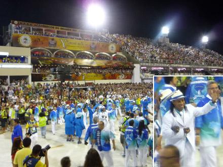 Ronaldinho Gaúcho desfilando pela Portela arrancou aplausos do público