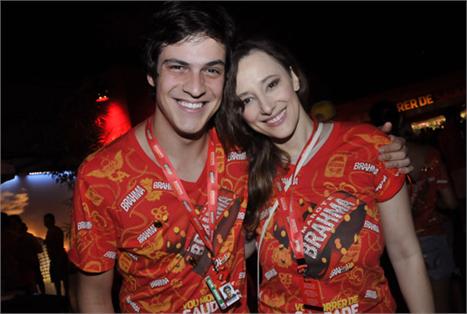 Mateus Solano está no camarote da Brahma, e muito bem acompanhado