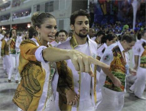 Cauã Reymond e Grazi desfilam na Grande Rio