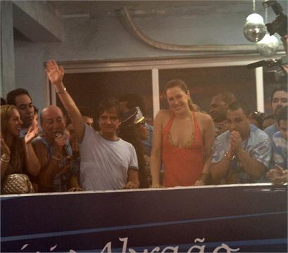 Roberto Carlos comemorou o título de escola campeã ao lado da Beija-Flor