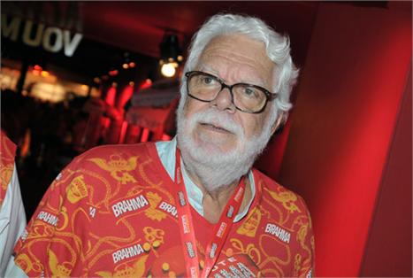 Manoel Carlos fica só olho em todo mundo aqui no camarote da Brahma